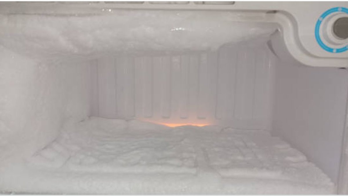 Adiós al hielo en las paredes del congelador: cómo quitarlo y evitar que vuelva a salir