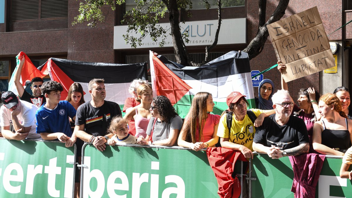 Lo nunca visto: activistas pro Palestina obligan a suspender el final de La Vuelta en Bilbao por miedo a que salten a la carretera