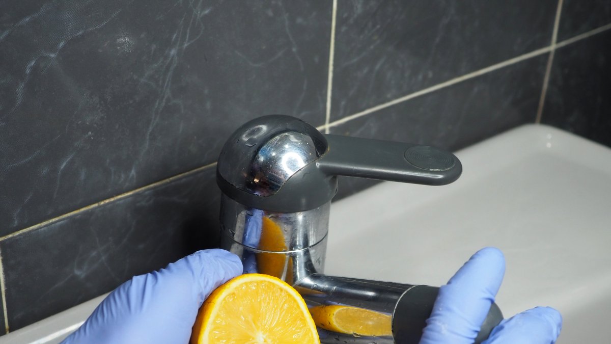Esto es lo que realmente ocurre si limpias con jugo de limón, según expertos en limpieza