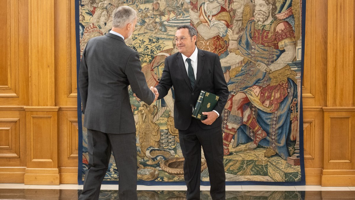 Rebelión judicial contra el fiscal general de Sánchez: "que no vaya al acto con el Rey"