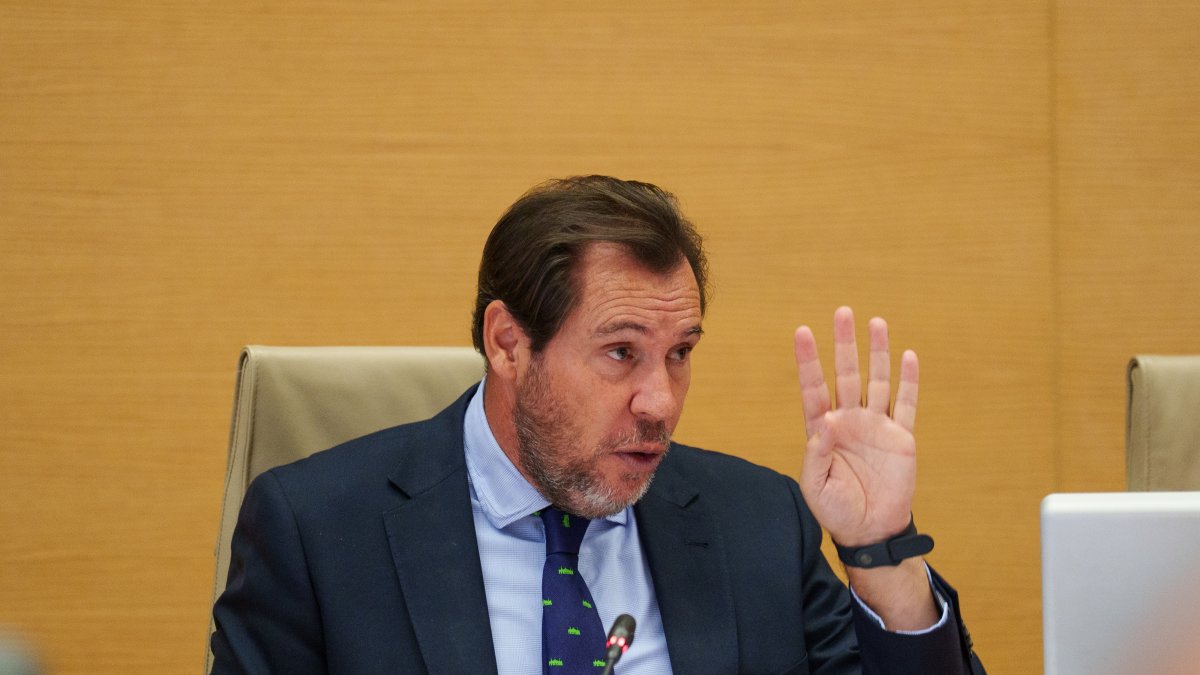 Un ministro sin trenes y ahora sin aviones: Óscar Puente y la bronca con Ryanair que deja a millones sin vuelos