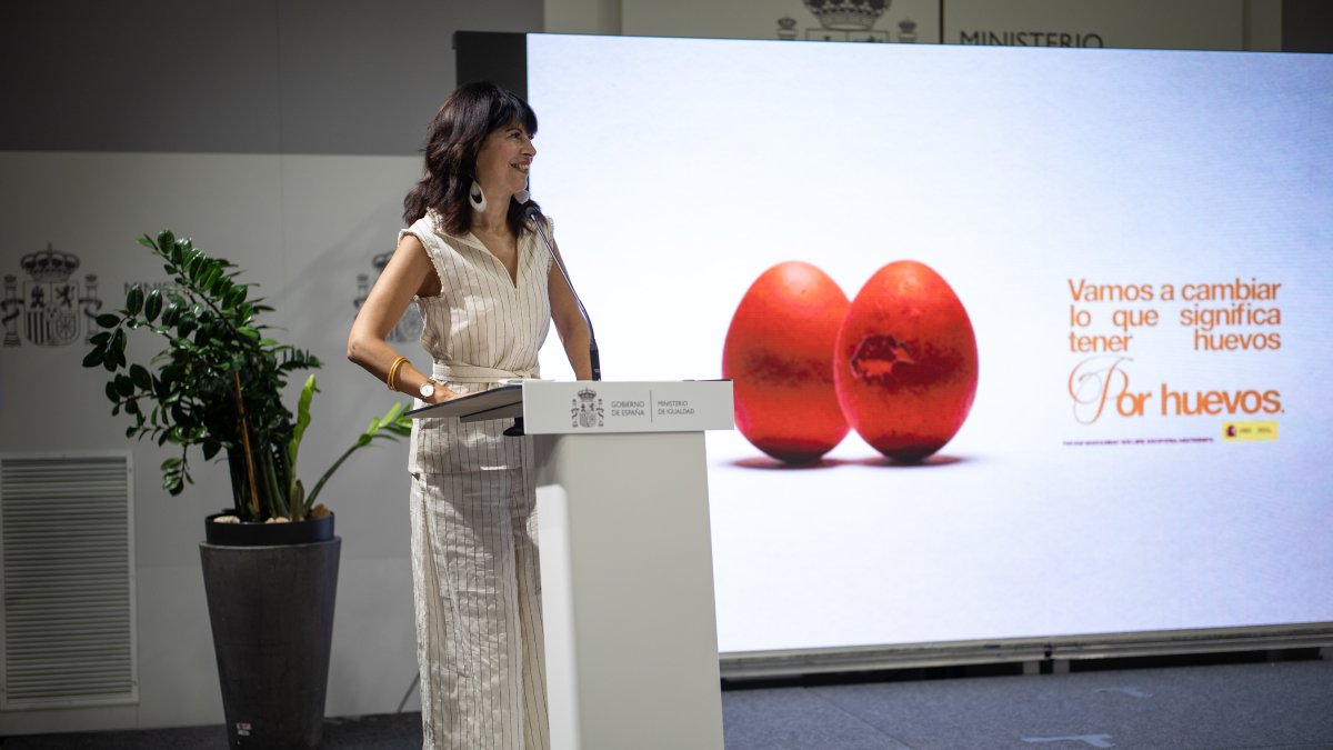 La ministra de Igualdad saca su lado más radical contra los hombres y gasta dinero en hablar "de sus huevos"