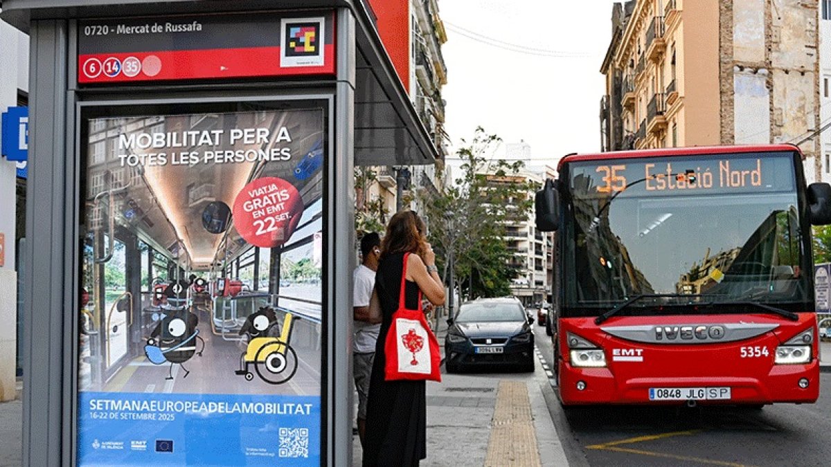 Usuaria esperando a un autobús de la EMT
