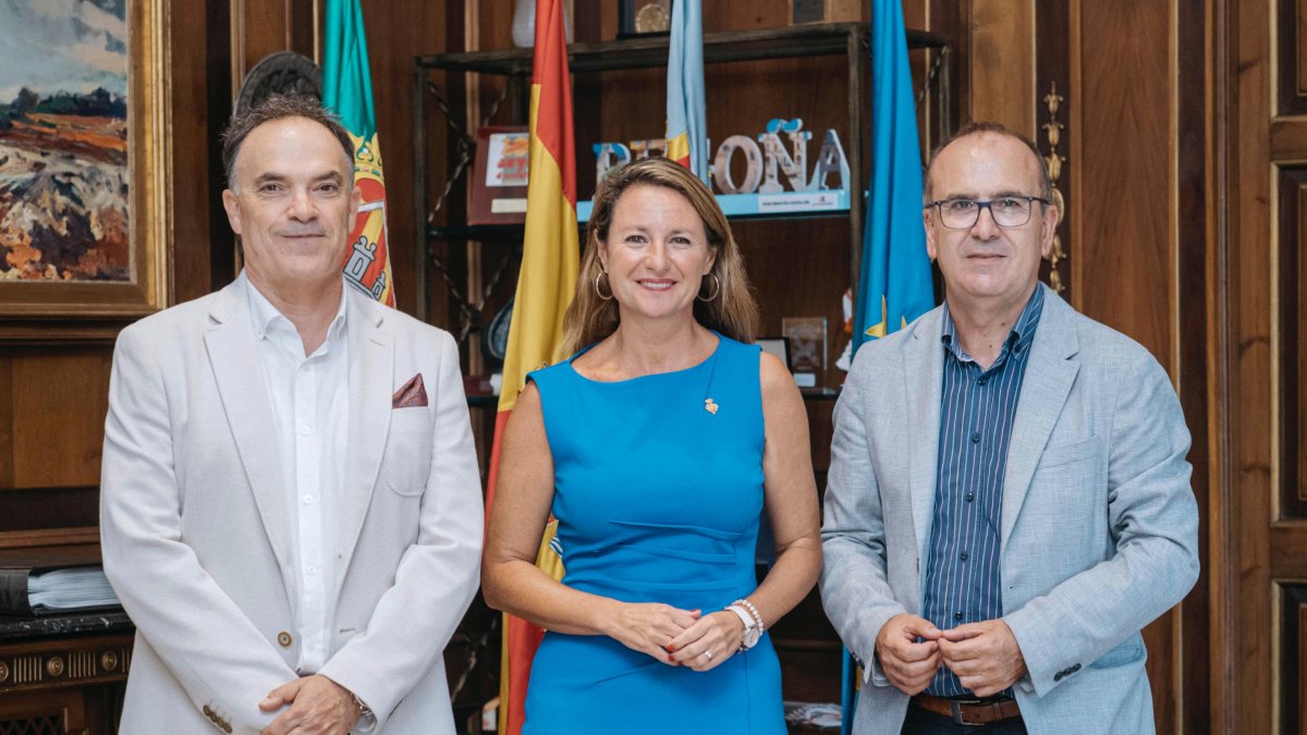 Recepción de Begoña Carrasco, alcaldesa de Castellón, a representantes de la Banda Municipal y el periódico Mediterráneo
