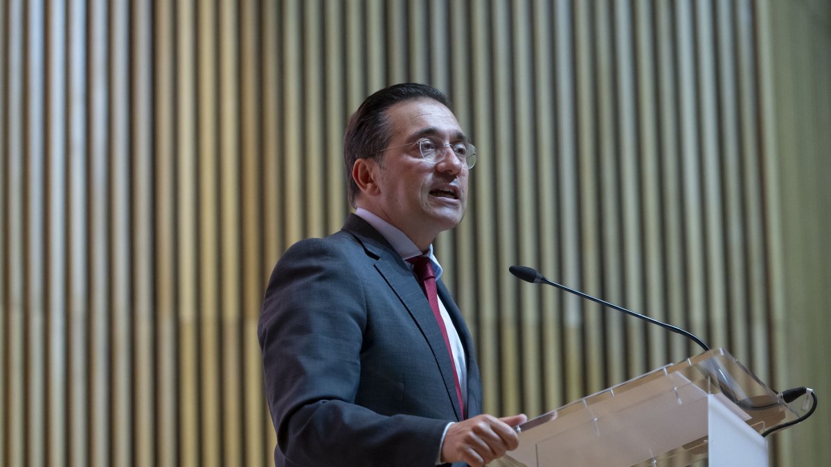 El Gobierno, por boca de Albares, sobre la expulsión del equipo Israel de la Vuelta: "Sería partidario"