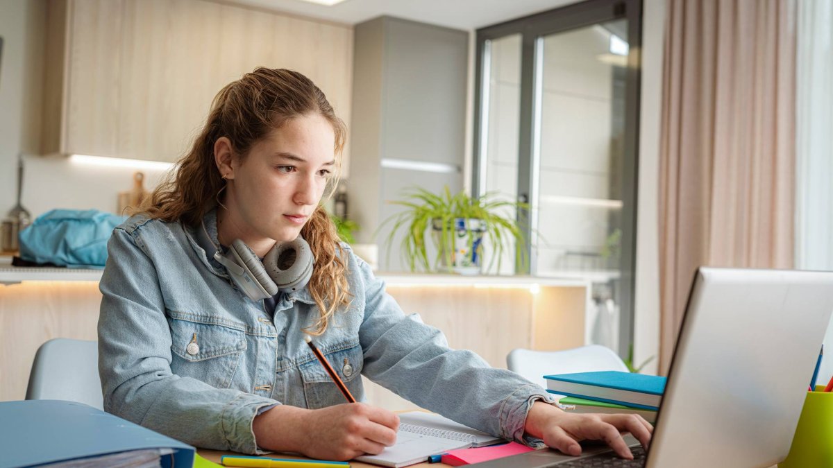 Ni el precio, ni la gráfica: según la OCU esto es lo que debe tener tu ordenador para estudiar