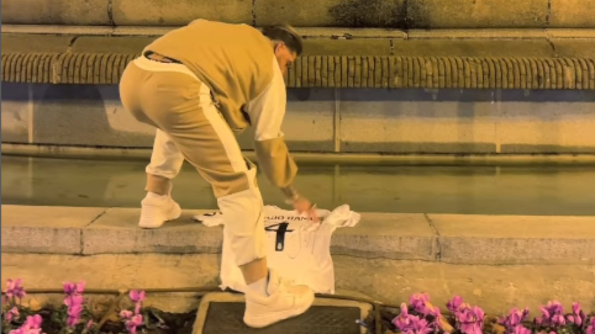 El gesto de Sergio Ramos que conquista a los madridistas: esconde una camiseta en Cibeles