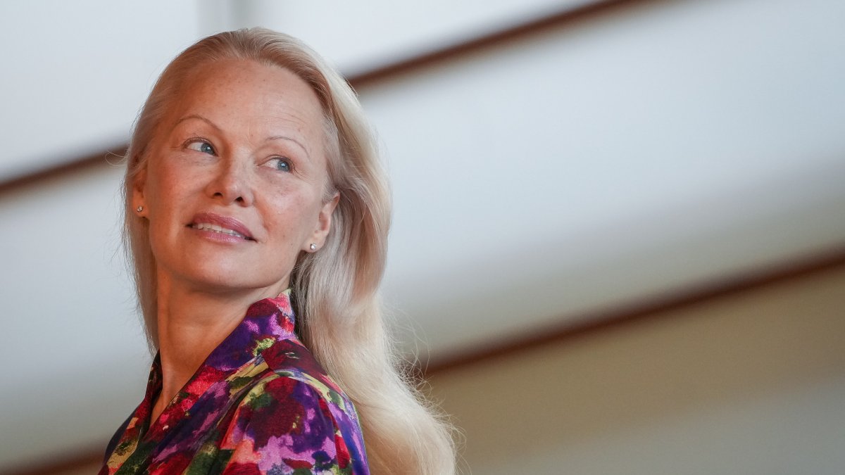¿Amor real o publicidad? Pamela Anderson habla sobre los rumores que le vinculan con Liam Neeson