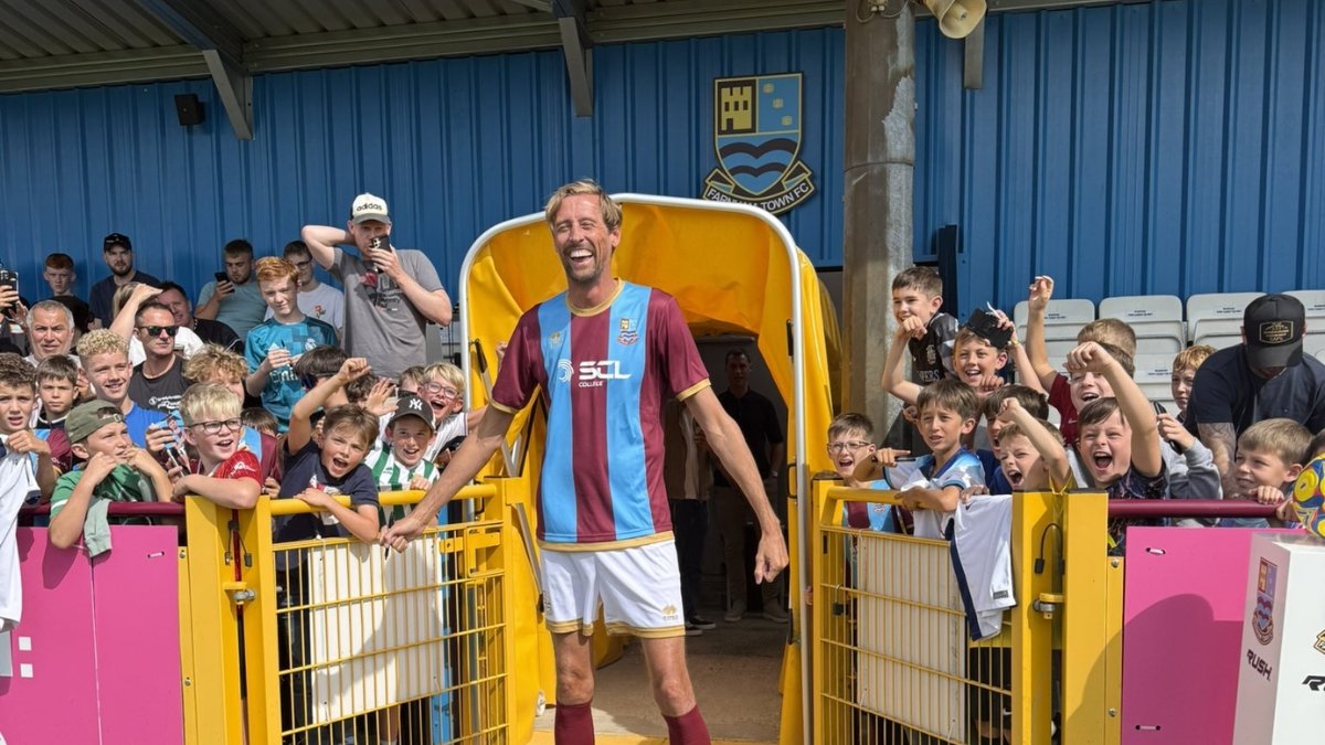 Peter Crouch, de jugador de Premier League a mascota de un equipo amateur