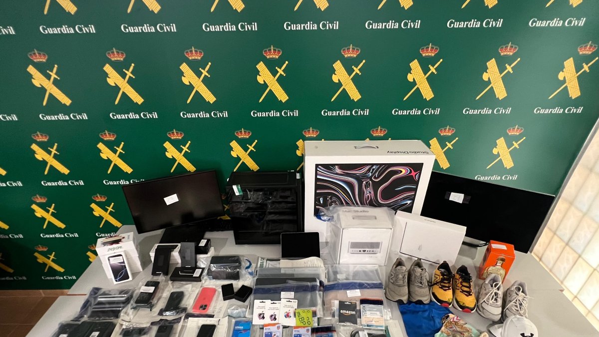 Detenida una pareja en Torrevieja acusada de estafar a 30 víctimas de 19 provincias de España

REMITIDA / HANDOUT por GUARDIA CIVIL
Fotografía remitida a medios de comunicación exclusivamente para ilustrar la noticia a la que hace referencia la imagen, y citando la procedencia de la imagen en la firma
08/9/2025