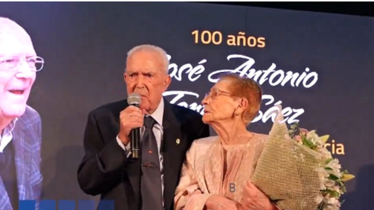 El alcalde más longevo de España recibe el homenaje de su tierra, con sorpresa incluida de Feijóo y Moreno