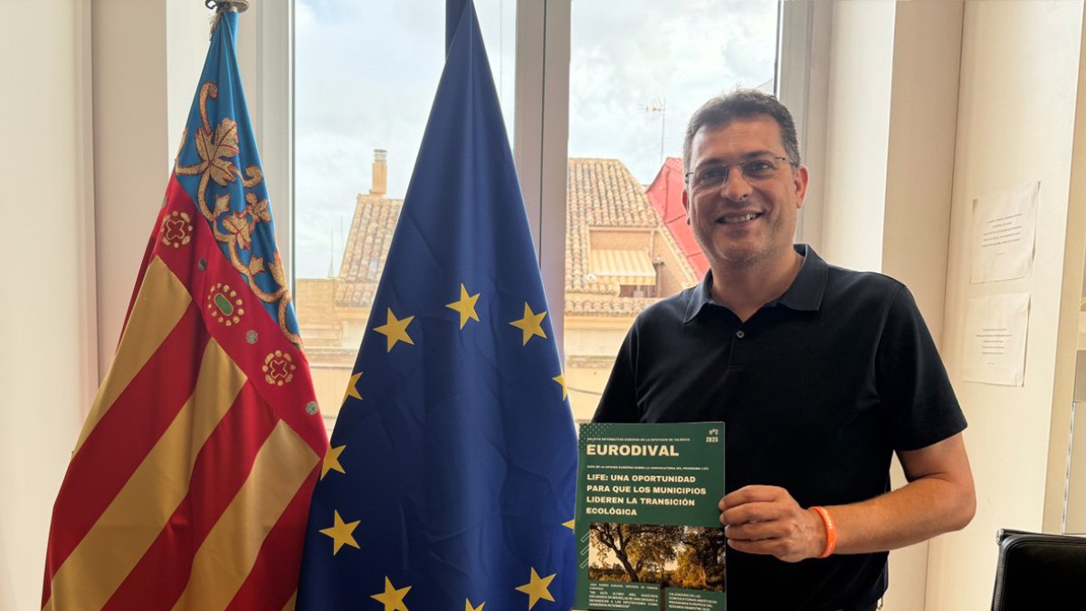 Juan Ramón Adsuara con el boletin Eurodival