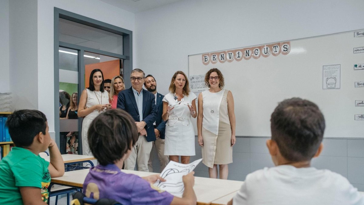 El conseller de Educiación, José Antonio Rovira, visita junto a la alcaldesa de Castellón, Begoña Carrasco, un colegio de la capital de La Plana en el inicio del curso escolar.