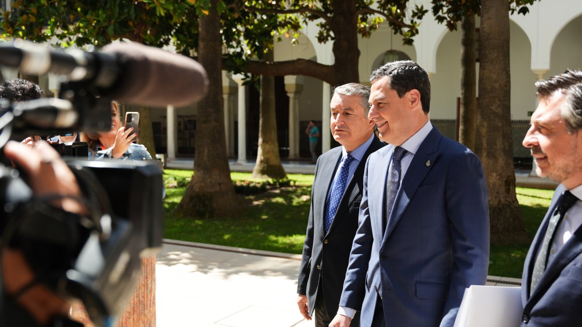 El Gobierno andaluz condiciona la fecha electoral a los planes de Sánchez y la oposición apuesta por el adelanto