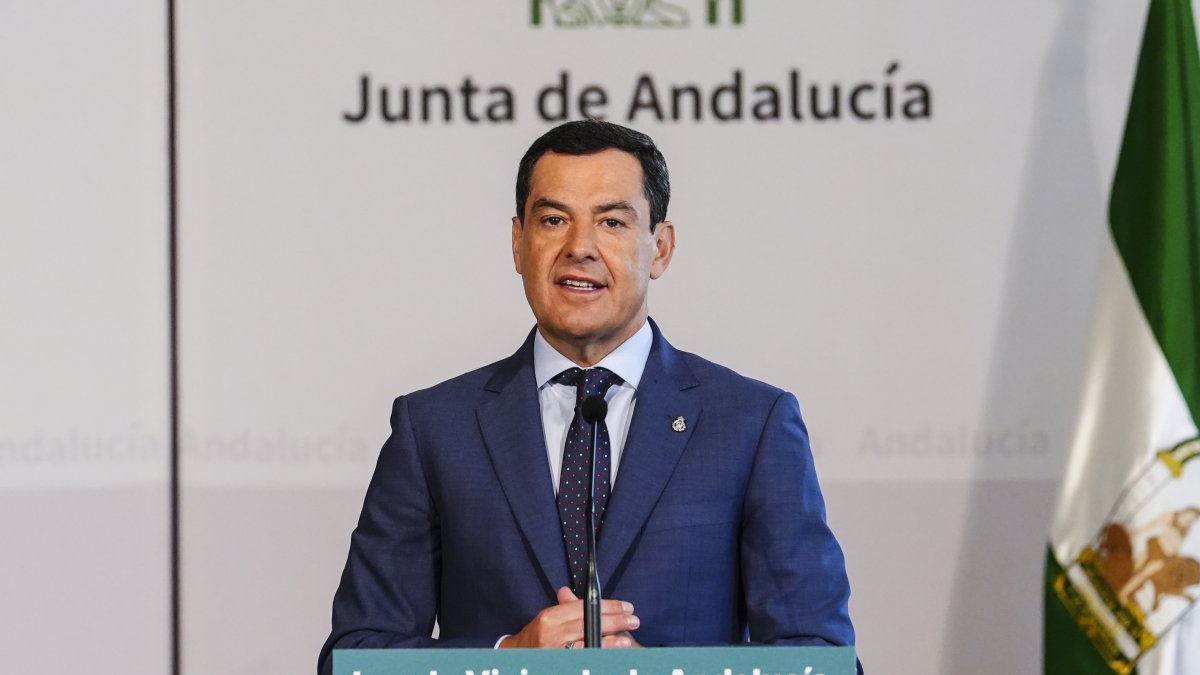 El presidente de la Junta de Andalucía, Juanma Moreno, durante la presentación de la futura Ley de la Vivienda de Andalucía en el Palacio de San Telmo.