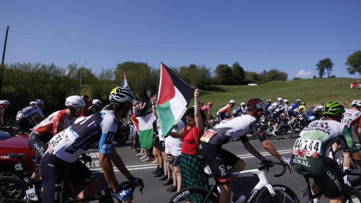 La Vuelta a España, rehén de las protestas propalestinas: una mancha en el deporte español