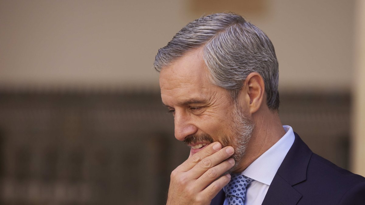 El diputado del PP Juan Bravo vapulea a Montero dentro y fuera del pleno del Congreso