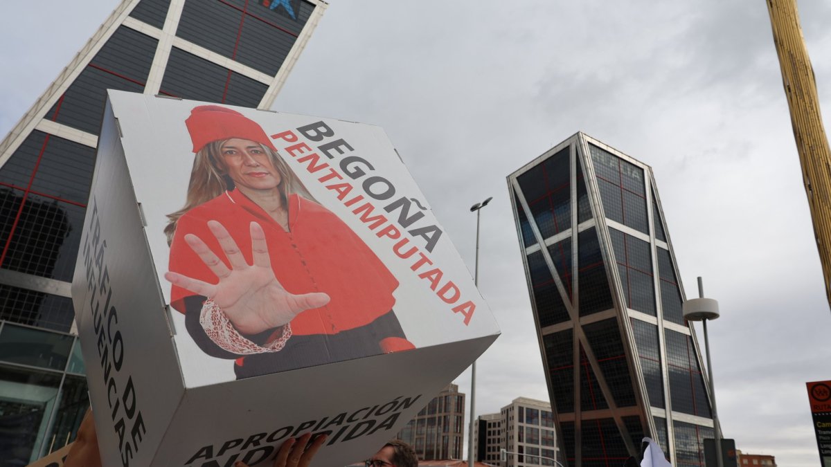 La pentaimputada Begoña Gómez vestida de luto reconoce ante Peinado que la asesora de Moncloa "hacía favores"
