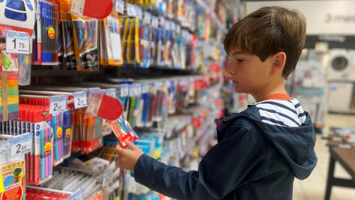 Hasta 300€ por familia: así puedes acceder a las Becas en Madrid para el material escolar 2025-2026