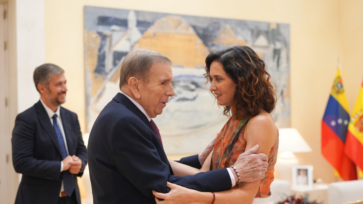 Ayuso recibe a Edmundo González un año después de ganar las elecciones en Venezuela en un gesto lleno de simbolismo