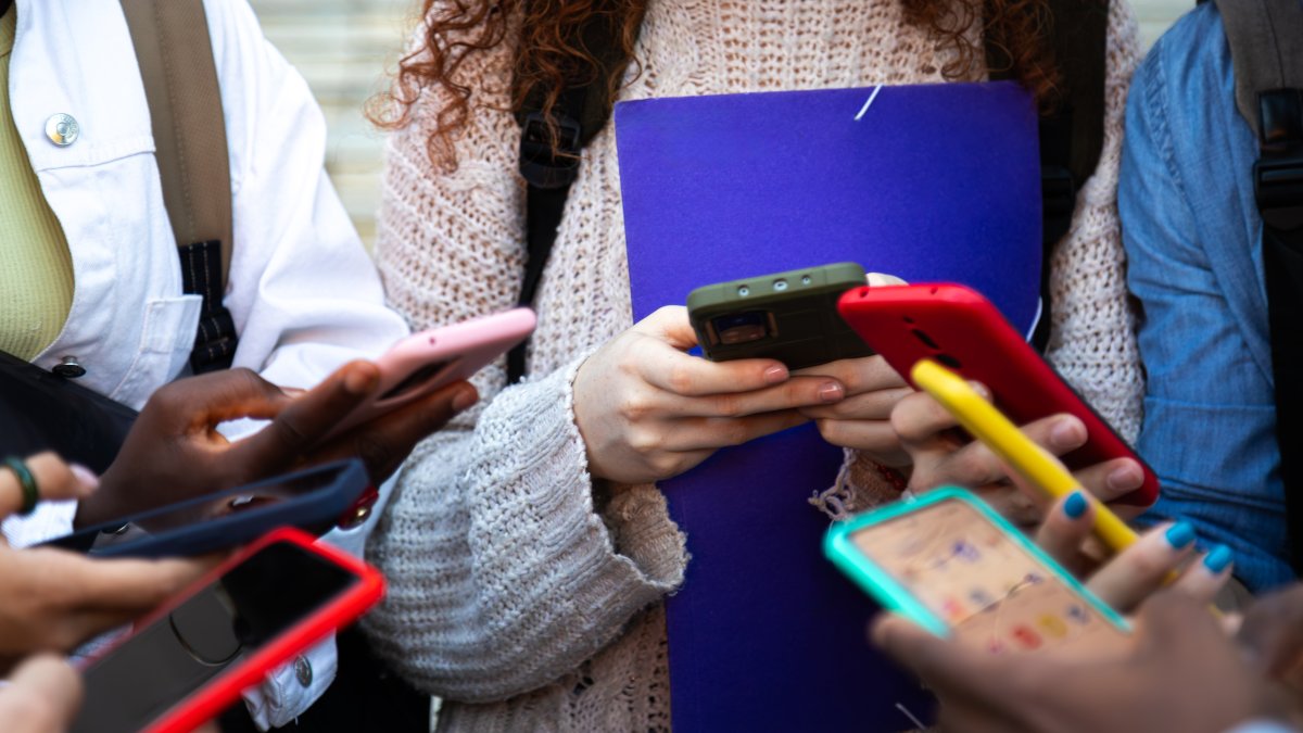Los expertos advierten: el uso intensivo del móvil reduce el rendimiento académico