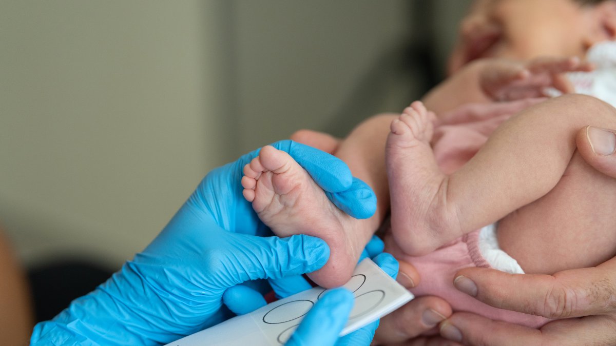 Cómo pedir la prestación por nacimiento y cuidado de menor en España