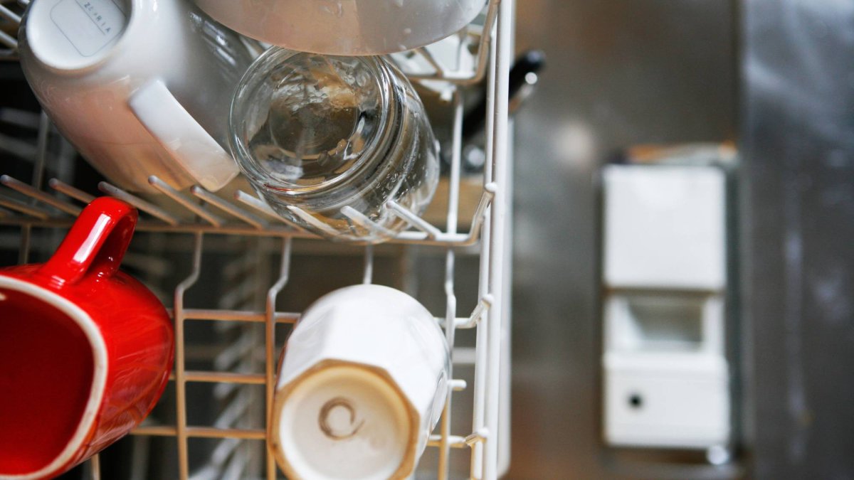 Ya lo ha advertido la OCU: este hábito tan común en la cocina está acortando la vida útil de tu lavavajillas