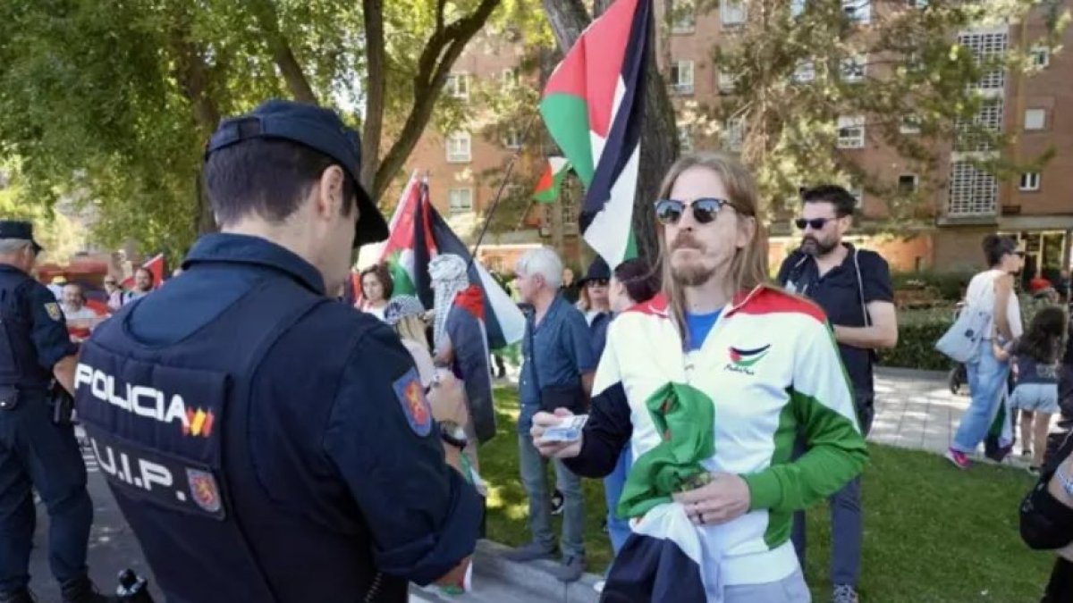 El circo del kiosquero de Podemos en la Vuelta con lema de Hamás incluido se le vuelve en contra