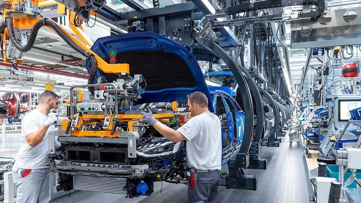 Bruselas cede a la presión y flexibilizará la prohibición de los motores de combustión en 2035