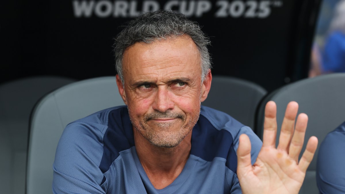 Luis Enrique reaparece en el entrenamiento del PSG tras su lesión