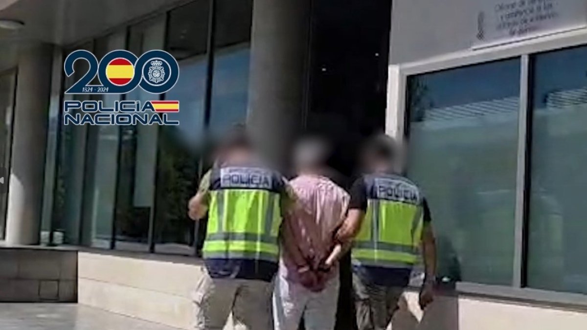 La Policía Nacional detiene a un fugitivo reclamado por la Audiencia Provincial por agredir sexualmente a una menor.