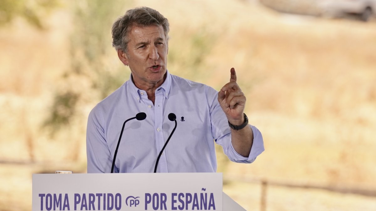 Feijóo desafía a Vox en su ascenso mientras rechaza la "derechización" del PP