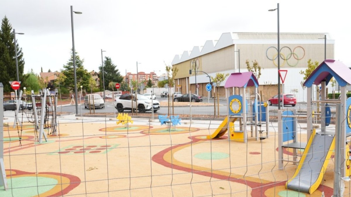 El PSOE de Soria se luce: construye un parque infantil… en una rotonda