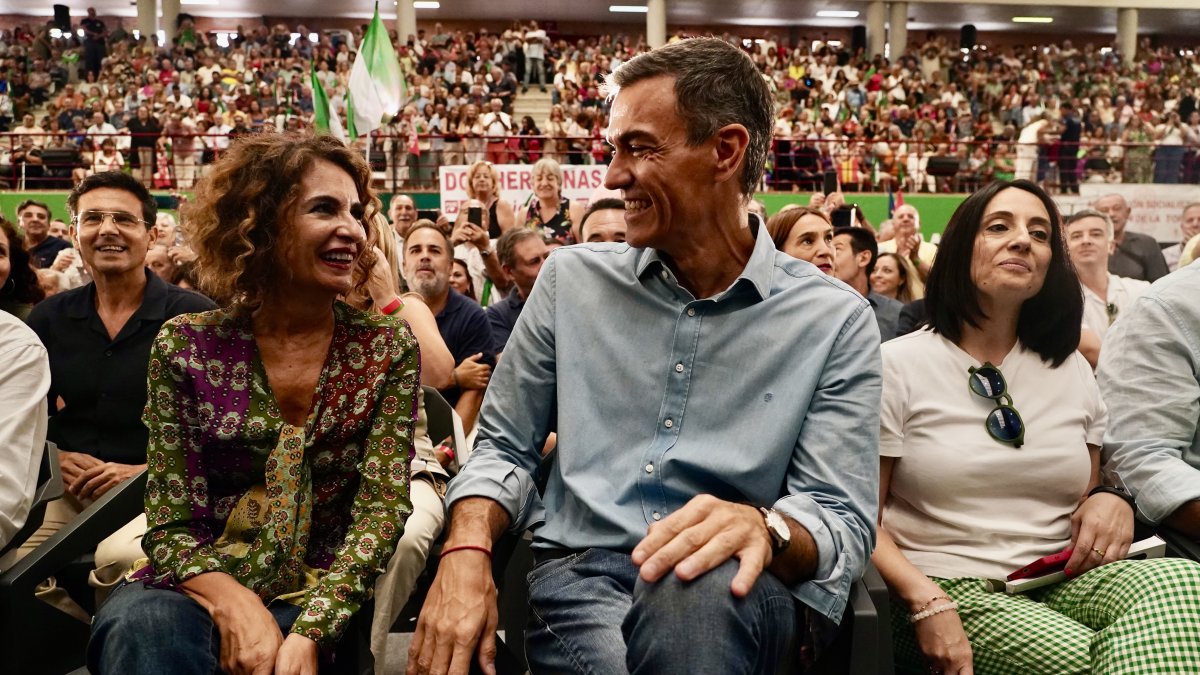 Sánchez no sólo arruina La Vuelta: ataca al turismo andaluz y descalifica a Juanma Moreno