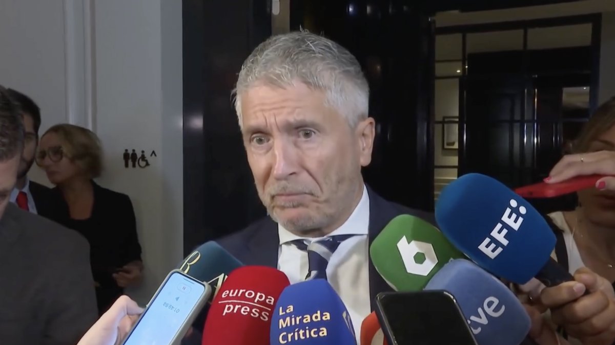 Marlaska sopla y sorbe con la Vuelta acaba haciendo el ridículo: “protesta pacífica” y admite 21 policías heridos