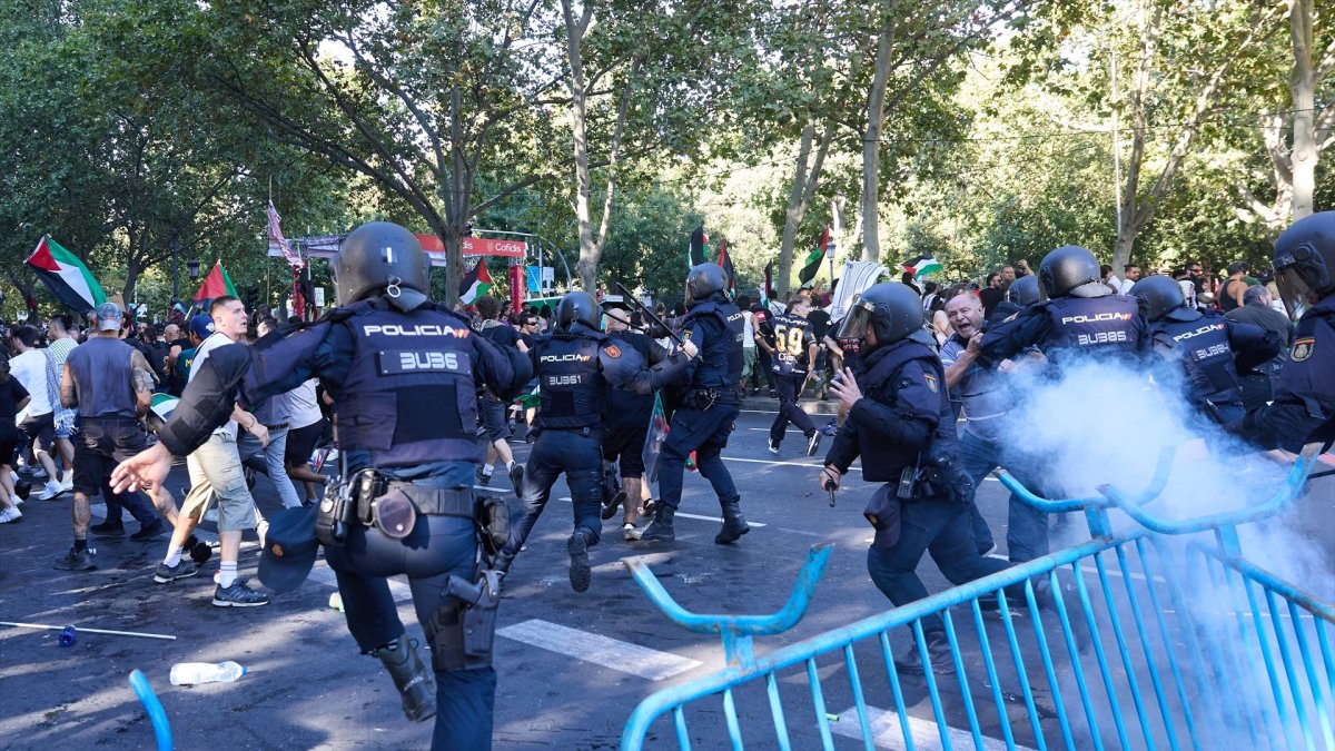 Cargas policiales a varias personas que protestan a favor de Palestina en Atocha, el día de la etapa 21 de la Vuelta Ciclista a España, a 14 de septiembre de 2025