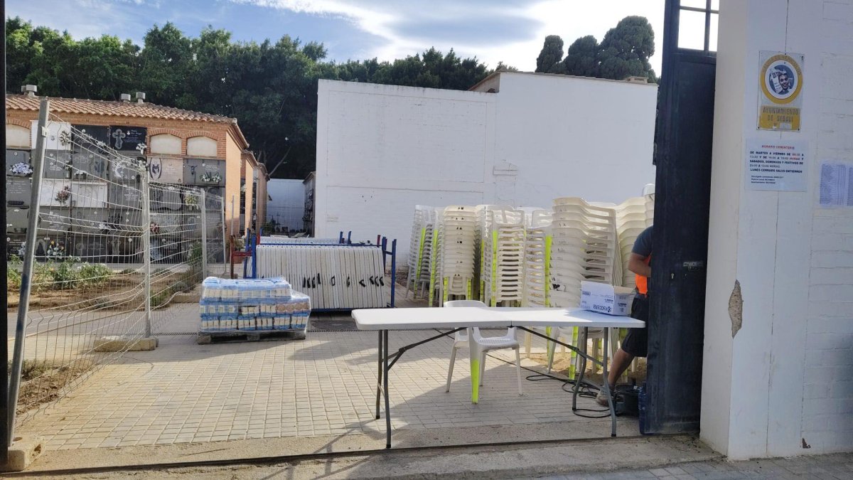 Paellas entre tumbas en Sedaví: esperpento del PSOE al repartir arroz y sillas dentro del cementerio