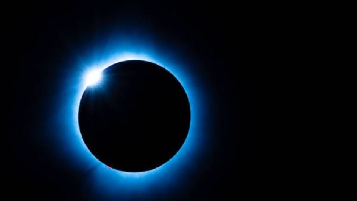 A qué hora será este domingo el último eclipse solar del año y desde dónde verlo