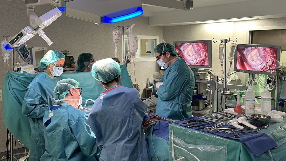 Operar el corazón sin abrir el esternón con una técnica mínimamente invasiva