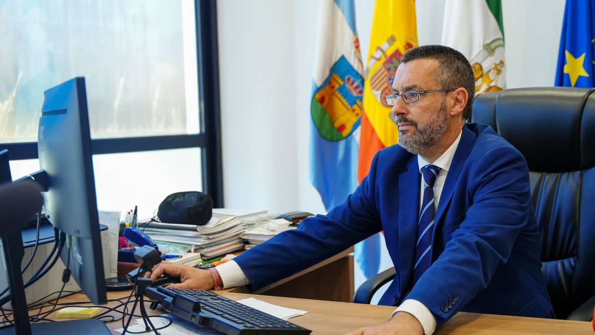 El alcalde de La Línea pide cita con el ministro Puente al descubrir que su municipio "no aparece"
