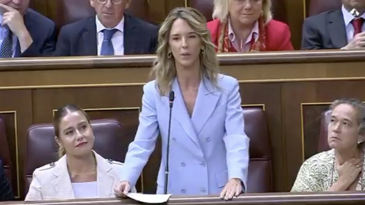 Cayetana Álvarez de Toledo vuelve a dejar descompuesto al faltón Bolaños: "sólo les queda la violencia, la Vuelta fue un ensayo"