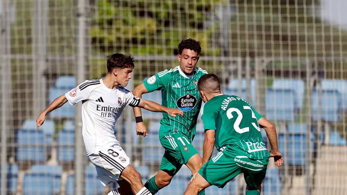 Manuel Angel disputando el balón