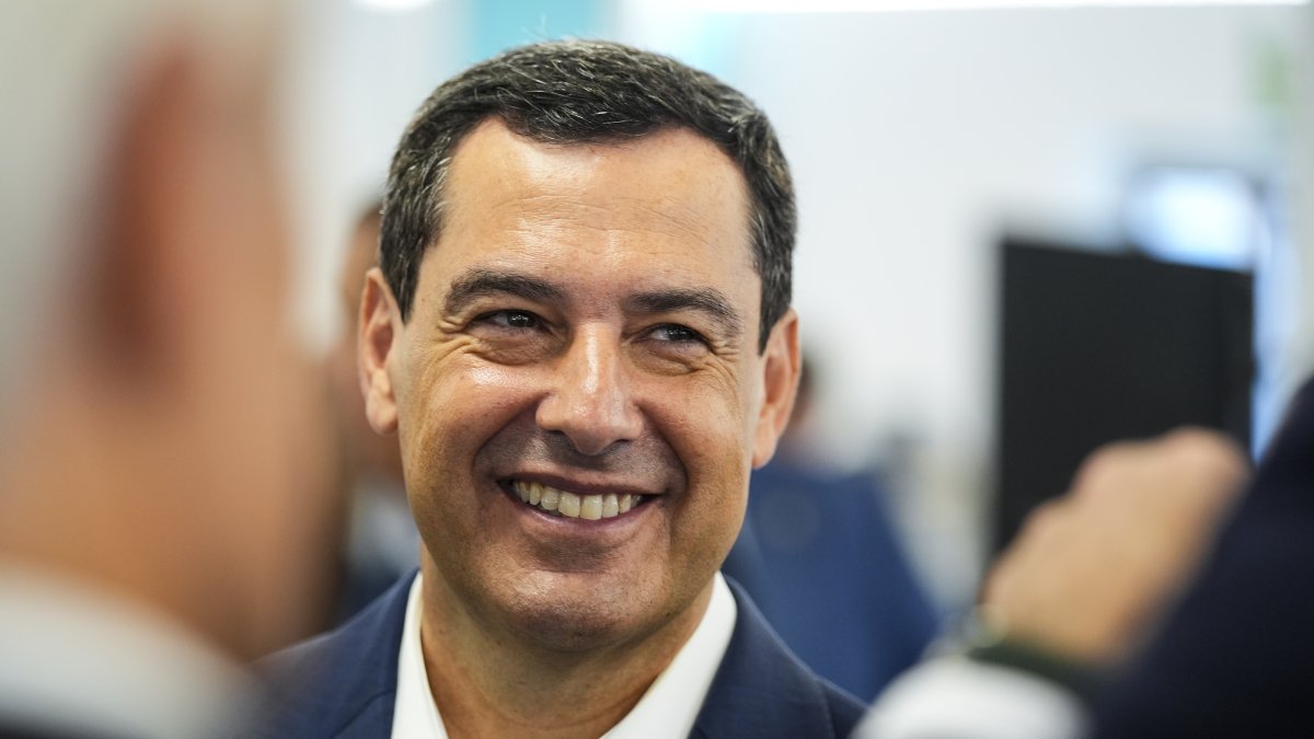 Juanma Moreno tira de humor en su estreno en TikTok: "Tranquilos, no voy a bailar, de momento"