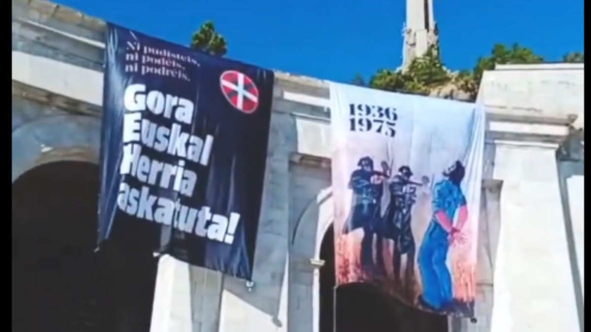 Proetarras socios de Sánchez cuelgan en el Valle de los Caídos dos pancartas para promocionar un acto de homenaje a dos etarras