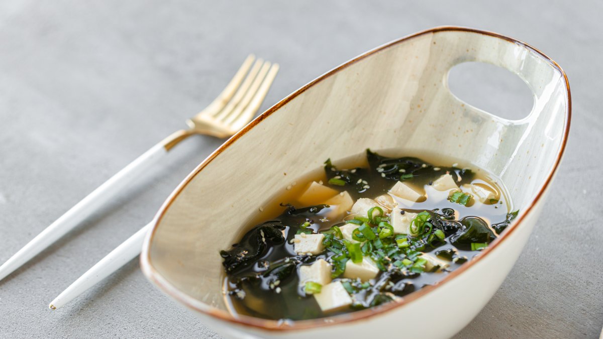 Cómo hacer sopa de miso con verduras: la receta japonesa que reconforta al instante