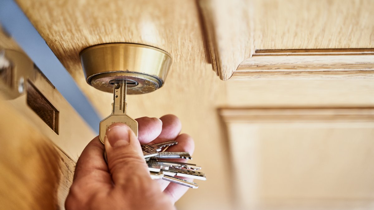 Dejar la llave en la puerta por la noche no te protege: el consejo viral de un cerrajero que desmonta un mito de seguridad