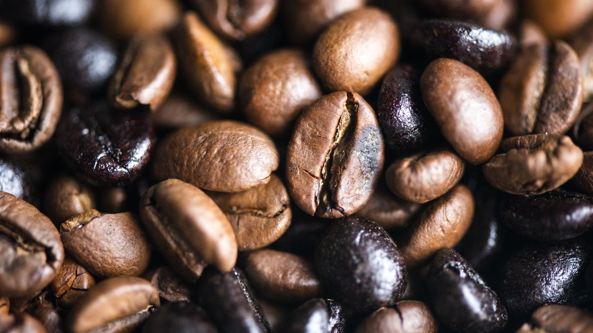 Los precios del grano del café se disparan a niveles históricos y seguirán por las nubes al menos hasta 2028, mientras la producción récord apenas alcanza para cubrir el consumo global