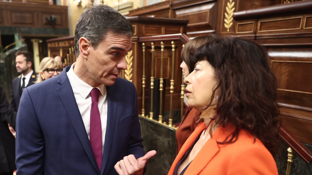 El escándalo de las pulseras "del chino" para víctimas deja más KO el feminismo del PSOE tras la prostitución