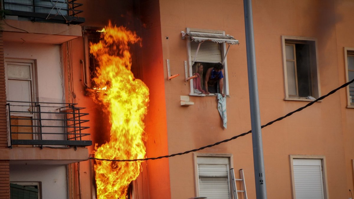Pavoroso incendio de un edificio en Torrent afectado por la dana