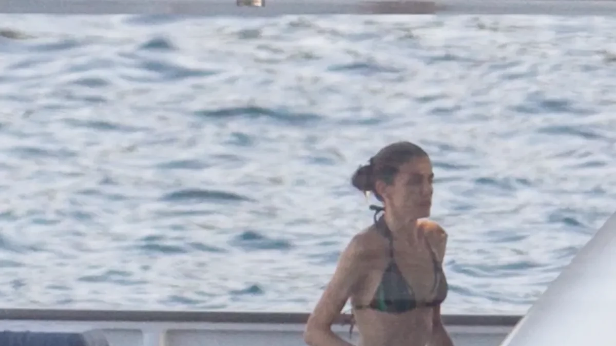Las fotos prohibidas del Emérito desnudo y la Reina Letizia en biquini en un yate revientan Telecinco